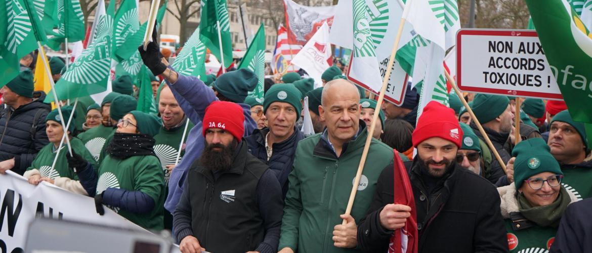 Arnaud Rousseau, ici en tête de cortège a prononcé un discours particulièrement offensif. Il en appelle à la conscience européenne. Crédit photo : DL