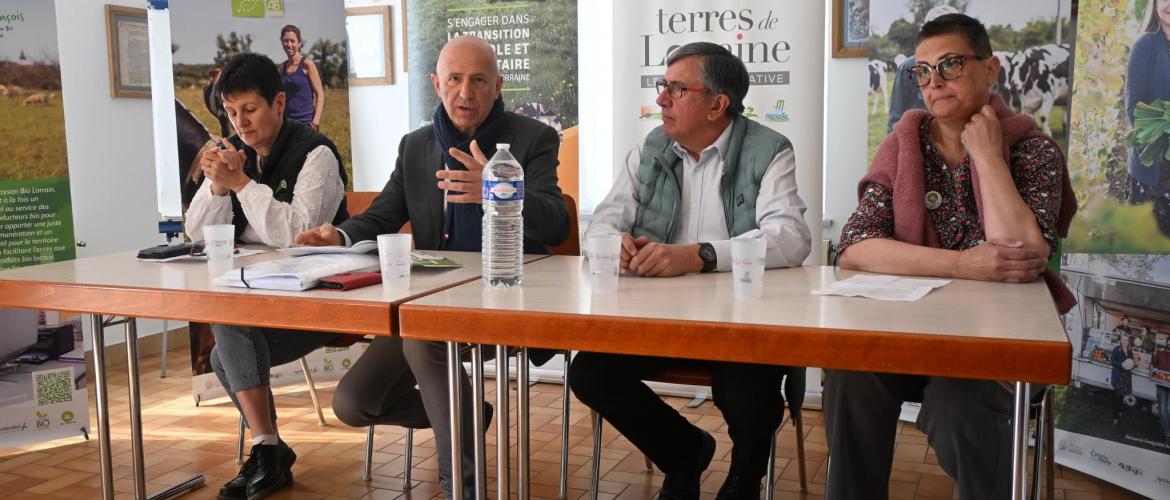 De g. à d. : Laure Genin (vice-présidente CDA54), Dominique Potier (président Terres de Lorraine), Jean-Marc Dupon (maire de Viterne) et Annie Michel (représentante producteurs bio). Photos : J.JORIS