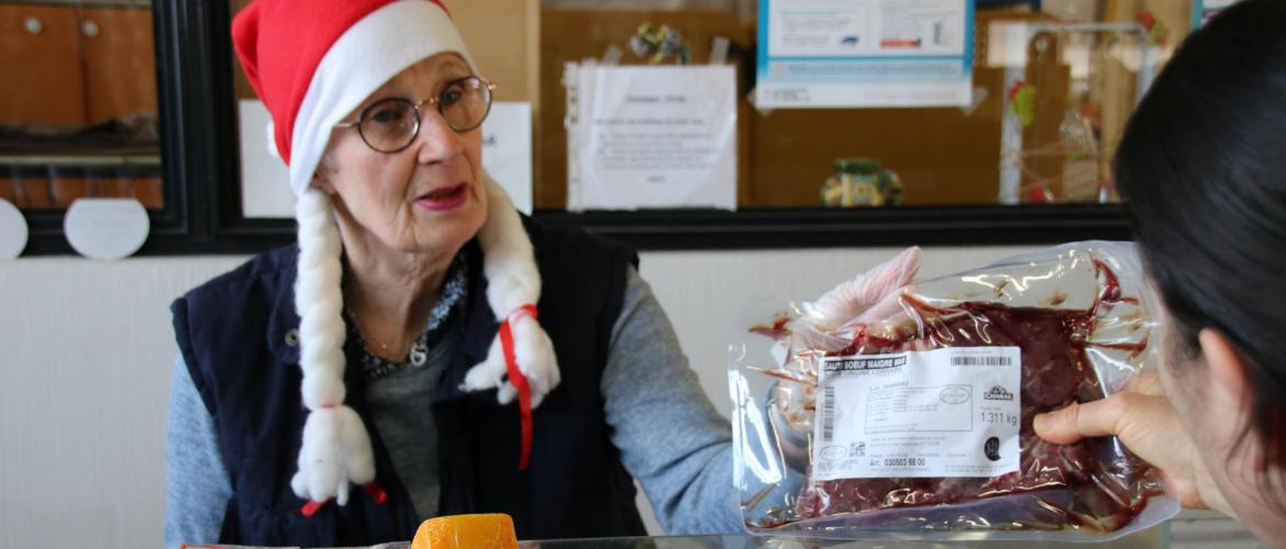 Distribution du bœuf bourguignon par une bénévole des Restos du Cœur des Vosges.