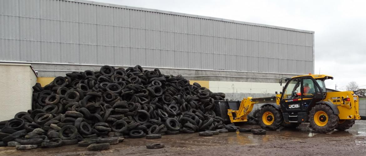 1.200 tonnes de pneus usagés avaient préalablement été recensées auprès de 76 exploitations. Photo : JL.Masson