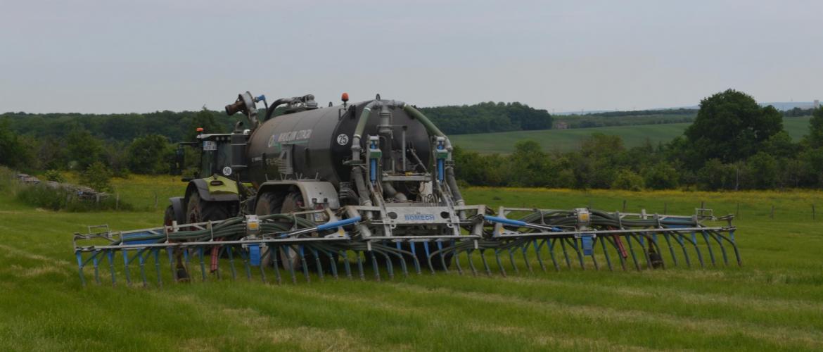 L’utilisation d’un pendillard ou d’un enfouisseur permet de mieux valoriser son apport par rapport à l’utilisation d’une buse-palette. Photo DR.