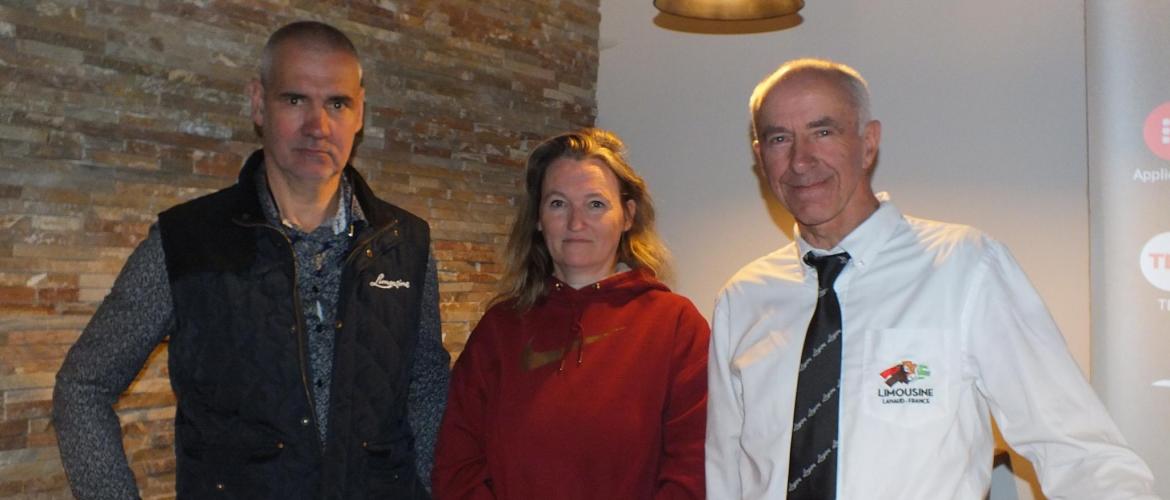 Virginie Raussin, éleveuse à Fleury-sur-Aire, entourée de Olivier Lasternas, nouveau président du Herd Book Limousin et Denis À Schmitt, président de la section Grand Est. Photo : A.H.