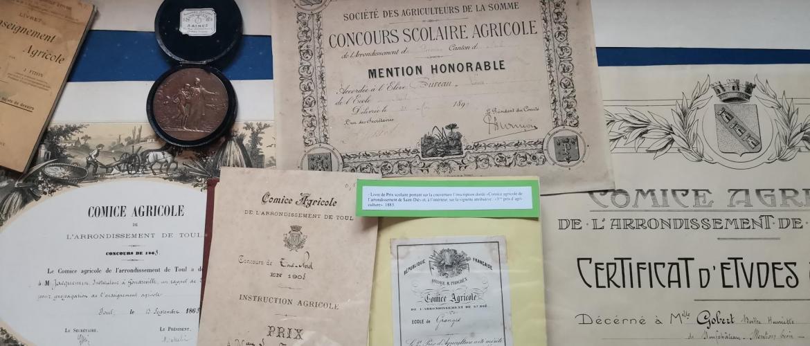 À la fin du 19e-début du 20e siècle, les Comices agricoles et le ministère de l’Agriculture récompensent les actions de perfectionnement de l’agriculture dans les écoles.