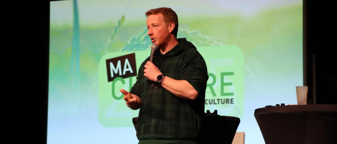 « Plus nous serons nombreux à communiquer, mieux ce sera », estime Etienne Fourmont, l’ »Agri Youtubeurre ». Photo : H.Flamant.