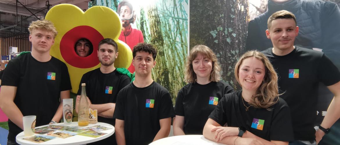 Les étudiants en BTS technico-commercial de l’is4a ont animé le stand prestiage du Grand Est durant la journée de la Meurthe-et-Moselle. Les élus ont été soumis à des petits quizz de connaissance. (Photo : H.FLAMANT)