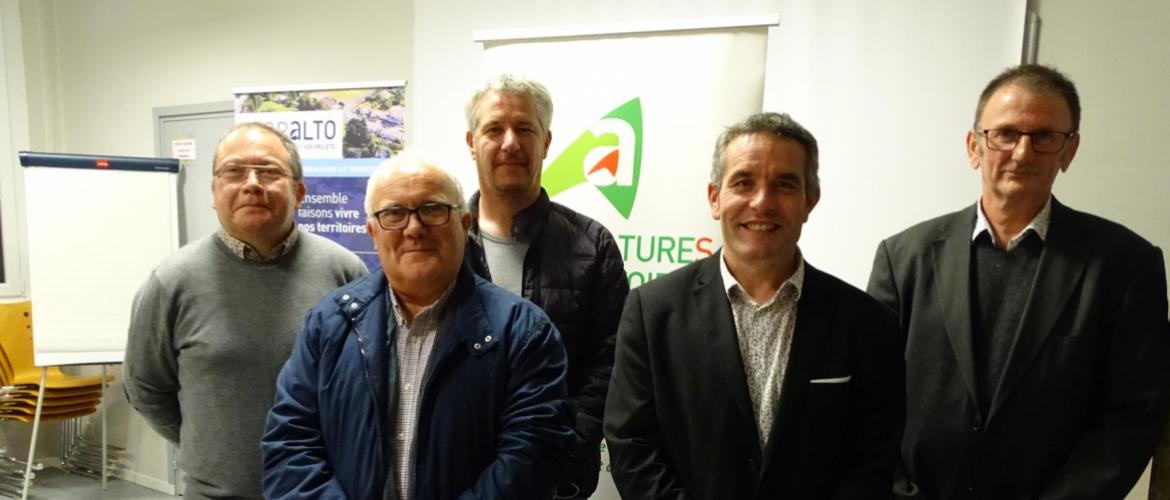 « La Ruche » présentée par Denis Nass (à droite) et quatre autres présidents de Chambres départementales. Photo. JL.Masson