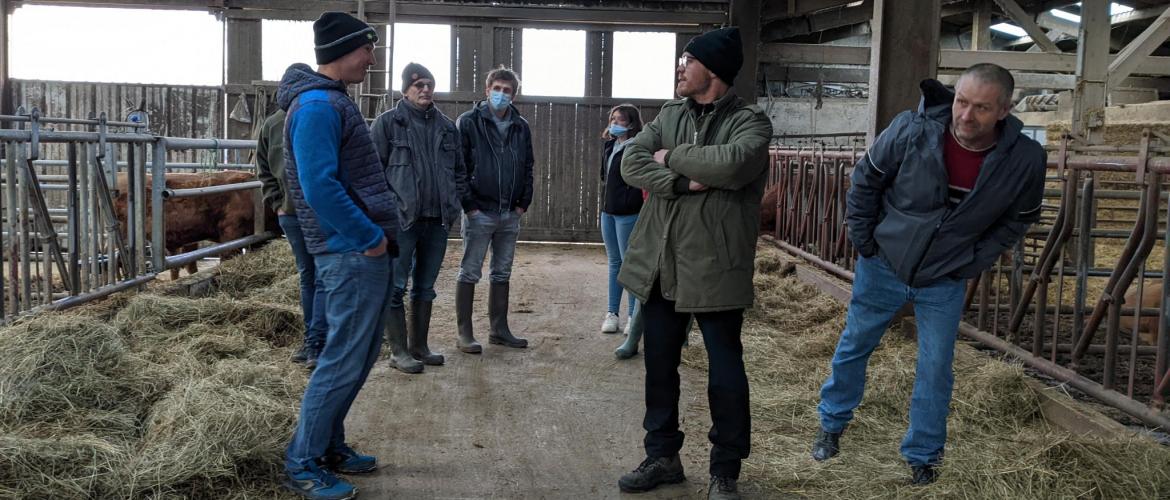 Les éleveurs du groupe Ecobio Viande ont pu visiter la ferme de Florian Fombaron, à Valleroy-le-Sec. Photo : A.Legendre
