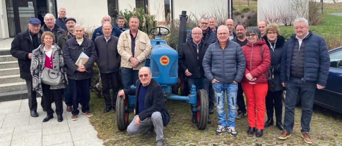 Les membres de l’association « Les 3M » ont posé devant un Lanz Bulldog 24-16 de 1956, développant 24 cv. Photo : DR