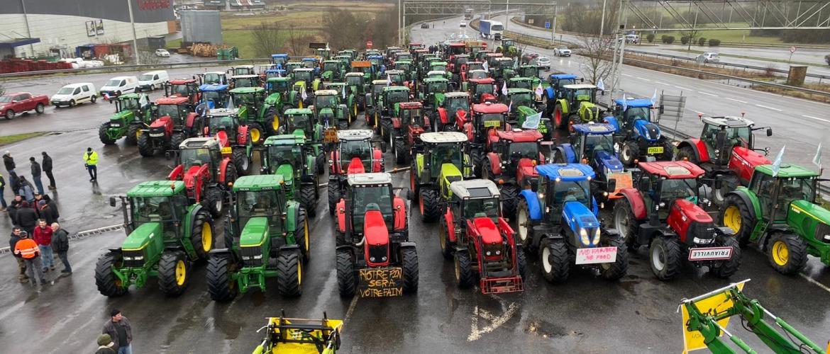 Vendredi 26 janvier, les agriculteurs meurthe-et-mosellans ont bloqué les axes routiers en plusieurs points du département. Ici, le rassemblement dans le Pays Haut. Photo : DR