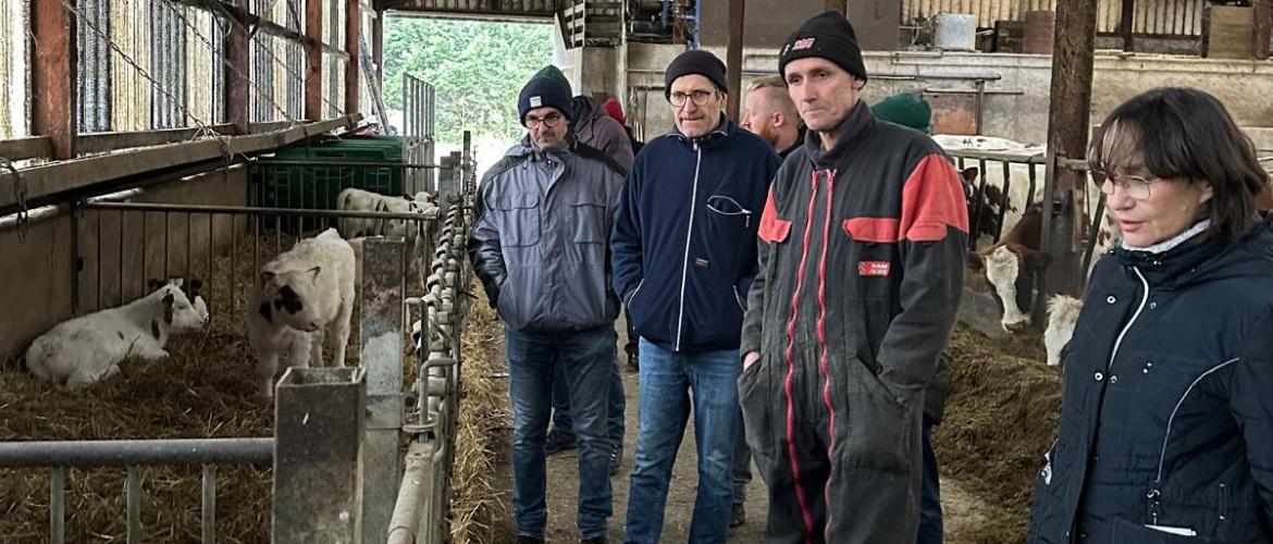 La problématique de la production laitière bio, objet d’échanges au GAEC de la Grosse haie, à Mance. Photo DR