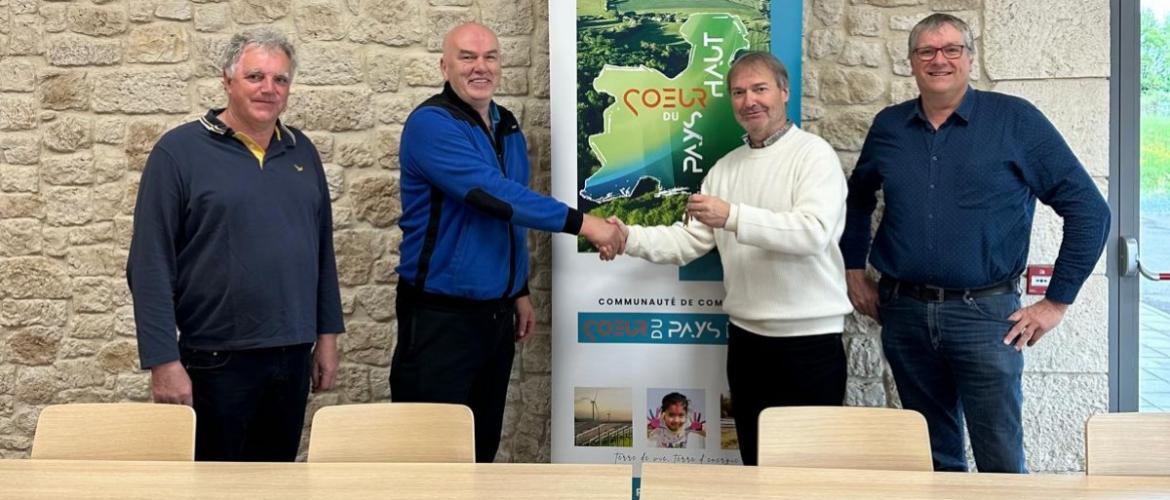 De g. à d. : Philippe Fischesser, VP, Daniel Matergia, président et Gérard Léonard, VP de la FDSEA ont officiellement remis les clés du local, mis à disposition par  la Com com, à Budimir Duka, le nouveau vétérinaire. Photo DR