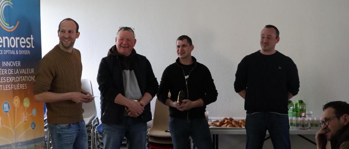 Mathieu Pister de Sancy (54) et Jean-Martin Mairel de Longuyon (54) repartent avec le sabot de Bronze qui récompense les éleveurs au niveau départemental. Photo : A.J.