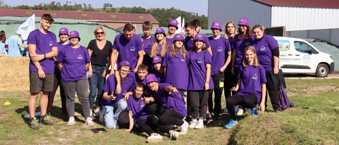 «Pour Obernai allez, allez !» c’est en donnant de la voix et avec le sourire que les vainqueurs du challenge sont allés chercher leur trophée. Photo : M.Falibois