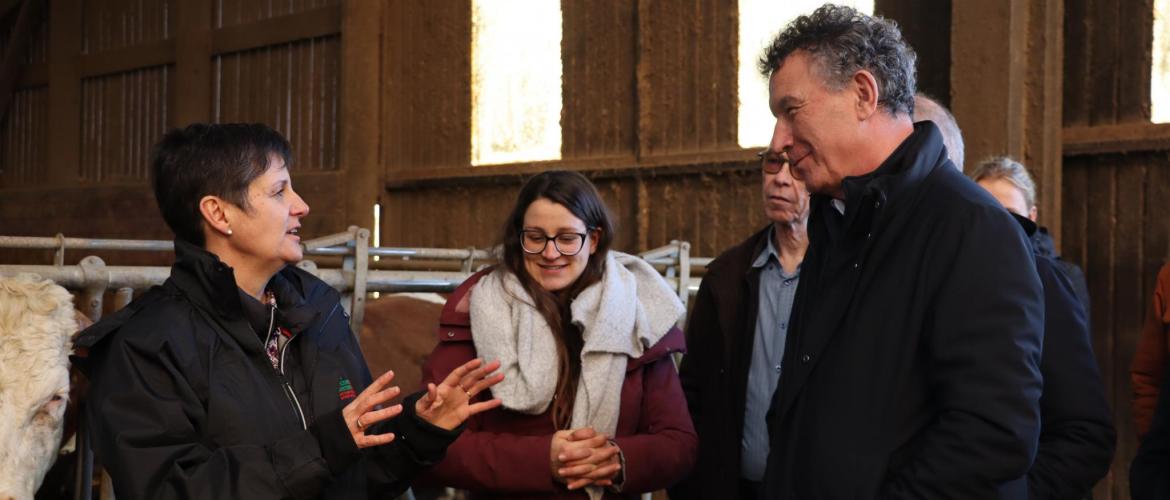 Laure Génin et sa fille, Valentine, ont présenté le Gaec de la Plante Verte, une exploitation de polyculture-élevage typique du territoire. Photto : H.Flamant.