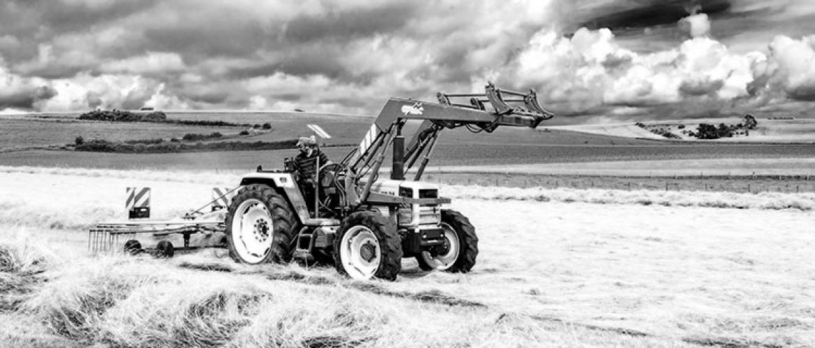 Un ouvrage imprimé essentiellement en noir et blanc. Ici Laurent Pierçon, à l’andaineur… en 2021. Photo : L.Boudart