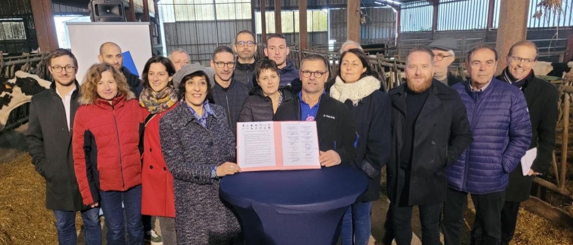La signature officielle s’est opérée dans le bâtiment des vaches laitières d’Hervé Dartoy, sous un froid glacial, mais dans une ambiance conviviale. Photo : JL.Masson