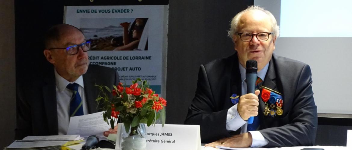 Jacques James, le secrétaire général et Louis Orenga, le président de l’Amoma nationale. Au premier plan, la rose « Honneur et Agriculture ». Photo : JL.Masson Jacques James, le secrétaire général et Louis Orenga, le président de l’Amoma nationale. Au premier plan, la rose « Honneur et Agriculture ». Photo : JL.Masson