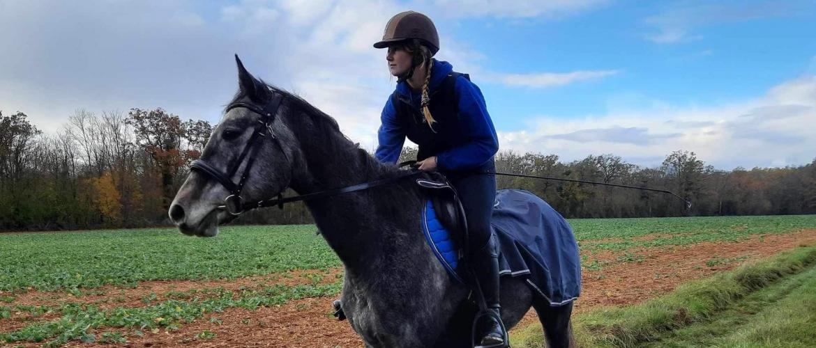 En dehors de son travail de salariée en élevage laitier, Mélissa est  passionnée d’équitation, qu’elle pratique en loisir. Photo DR