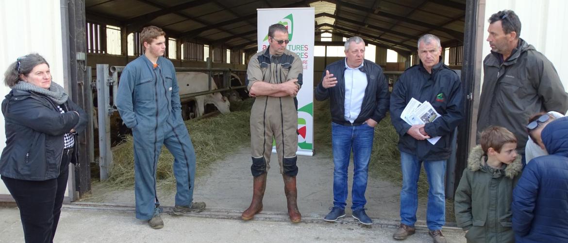 Christine, Thomas et Pascal Garnier (Gaec de la Planture), Laurent Rouyer (président Cda), Jean-Marc Zsitko (conseiller Réseaux d’élevage) et Michel Magron  (élu Cda). Photo : JL.Masson