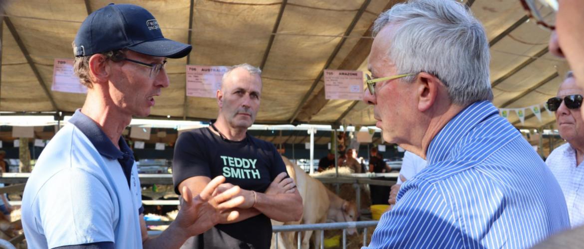 Le préfet, Yves Seguy, a pris un long moment pour échanger avec les éleveurs sur leurs difficultés, ici avec Nicolas Breton (à g.), éleveurs à Chazelles-sur-Albes et président du syndicat Grand Est des Blondes d’Aquitaine. Photo : H.FLAMANT
