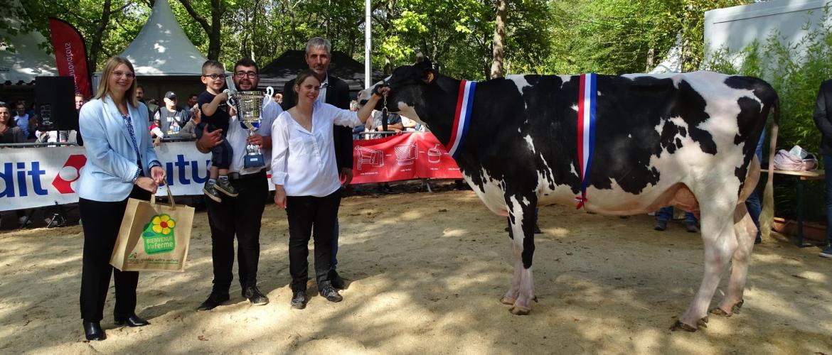 Ogresse et ses éleveurs reçoivent l’acclamation du public, le dimanche après-midi, lors de la remise des coupes. Photo : JL.Masson