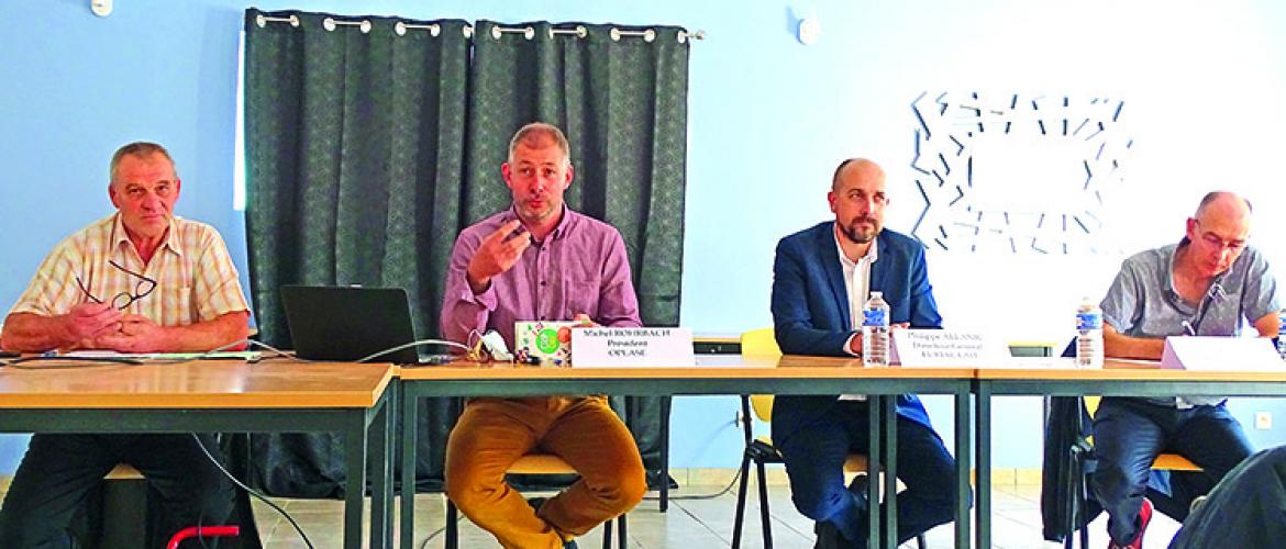 De g. à d. : Patrick Martin (secrétaire Oplase) ; Michel Rohrbach (président Oplase) ; Philippe Allanic (dir gal Eurial lait) et Yves Le Lan (responsable collecte Eurial). Photo : JL.Masson De g. à d. : Patrick Martin (secrétaire Oplase) ; Michel Rohrbach (président Oplase) ; Philippe Allanic (dir gal Eurial lait) et Yves Le Lan (responsable collecte Eurial). Photo : JL.Masson