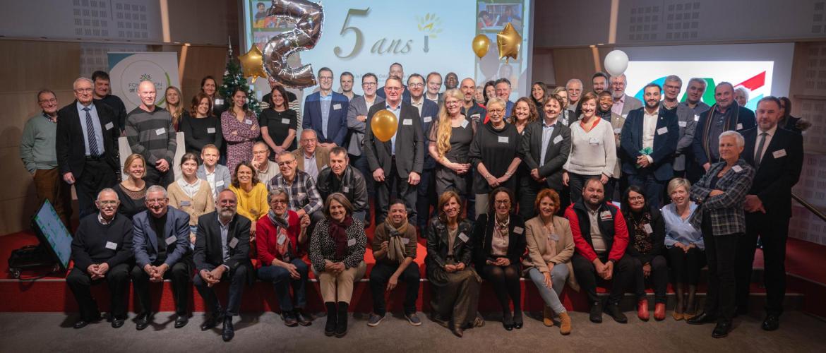 Les porteurs de projets soutenus par la Fondation depuis cinq ans, réunis pour la photo de famille. Photo DR