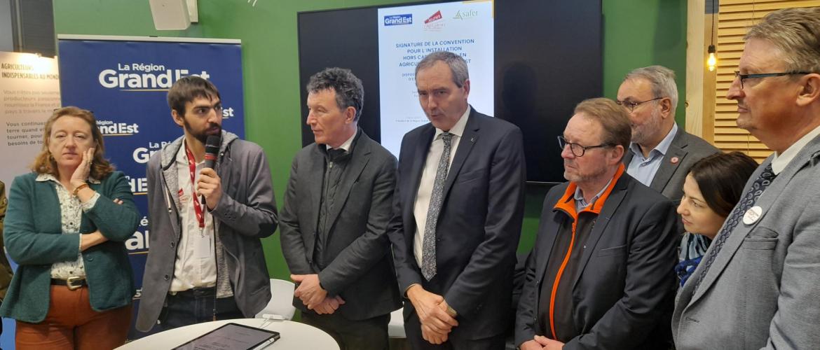 A l’heure de la signature de la convention, Xavier Bailly, président de JA Grand Est, Franck Leroy, président du Conseil régional et Thierry Bussy, président de la Safer Grand Est. Photo : DR