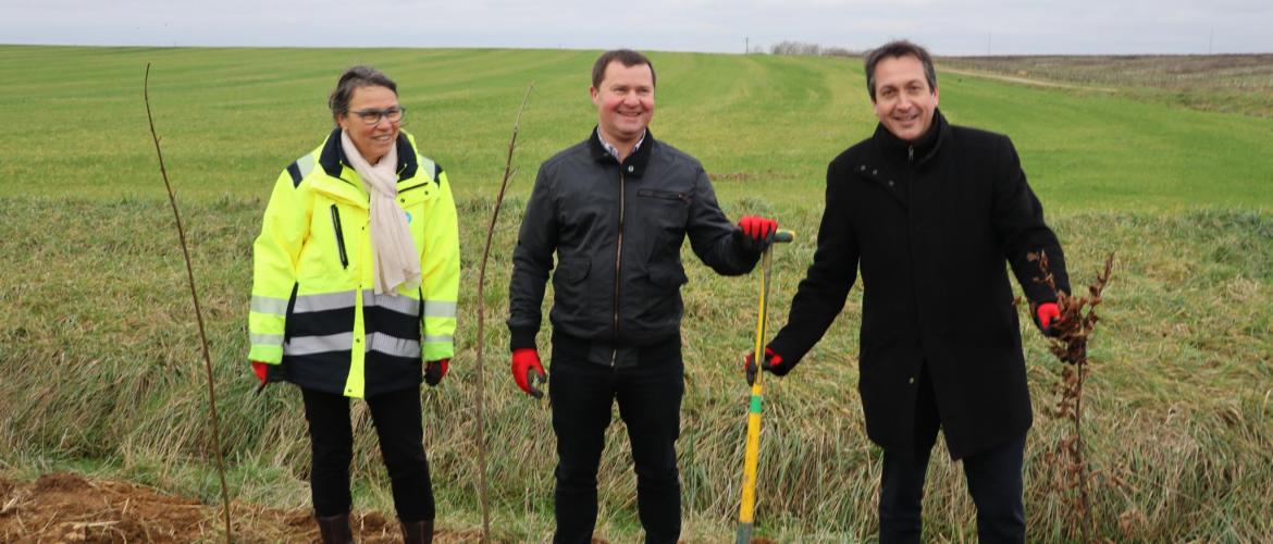 Elisabeth Bertin (déléguée Rte Grand Est), Jérôme Tailly (maire de  Grosrouvres) et Jérôme End (président du Pnrl) ont symbolique- ment planté un arbre, finalisant ainsi la plantation de 400 m de  haies sur la commune de Grosrouvres. Photo : H.Flamant