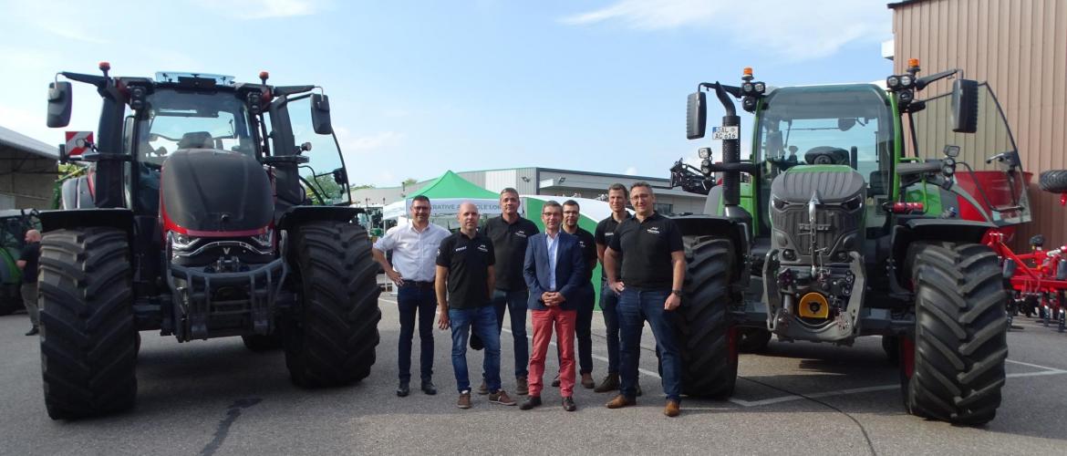 Les représentants des marques Fendt et Valtra, avec les démonstrateurs et animateurs commerciaux réunis autour d’Olivier Didelot, DG de Mecavista et Pierre-Antoine Ferru, DG du Groupe CAL. Photo : JL.Masson