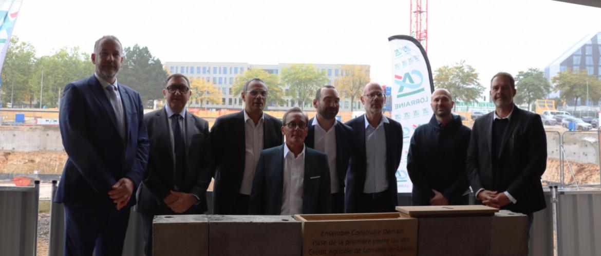 Pose officielle de la première pierre, en présence des dirigeants du Crédit Agricole de Lorraine, des principales entreprises partenaires - le cabinet GHA Architecte et le groupement Constantini/Fayat – ainsi que le maire de Laxou, Laurent Garcia.