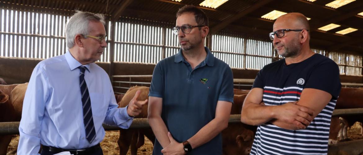 François Mansion (à d.), exploitant à Noviant-aux-Prés, et Jérémy Jenneson, président de la Cda 54 (au c.), ont explicité la situation de l’agriculture de Meurthe-et-Moselle au préfet, Yves Séguy. Photo : H.Flamant