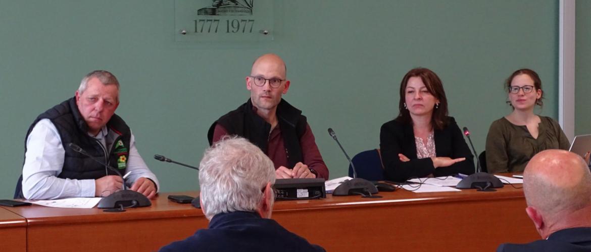 Laurent Rouyer (président Chambre d’agriculture) ; Julien Lorent (co-animateur Réagir 54/CDA) ; Laurence Adloff (responsable de la prévention du mal-être MSA) et Laura Godfroy (co-animatrice Réagir 54/CDA). Photo : JL.Masson