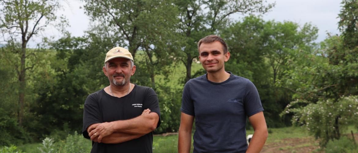 Adrien Regnard et son père, Jean-Charles. Ce dernier est à la tête de  la ferme Monplaisir, à Forcelles-Saint-Gorgon. Adrien prendra, à  terme, la suite de ses parents.