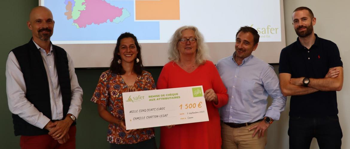 Camille Chatton-Legat a reçu officiellement le chèque de 1.500 euros lors du dernier comité technique de la Safer Grand Est, le 7 septembre. Photo : H.Flamant