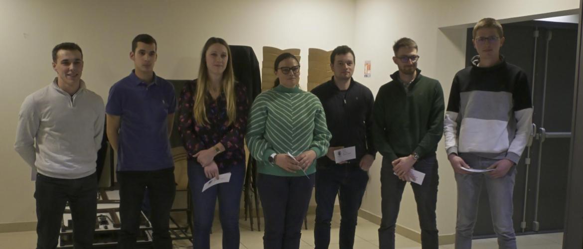 Des chèques remis à neuf jeunes éleveurs ont salué leur engagement dans la profession agricole. Photo : J.JORIS