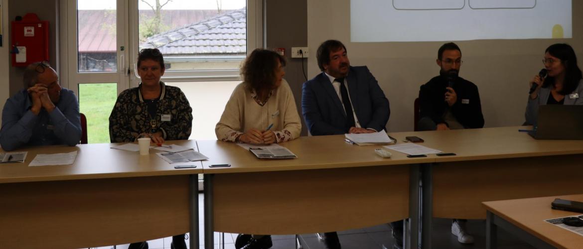 La table ronde a réuni (de g. à d.) : Thierry Weyer (Com’ com’ Moselle et Madon), Valérie François (Paysan Bio Lorrain), Sandrine Houin (Les Jadinettes), Grégory Grandjean (lycée de Dombasle) et Geoffrey Fournes (collège de Bayon). Photo : H.Flamant