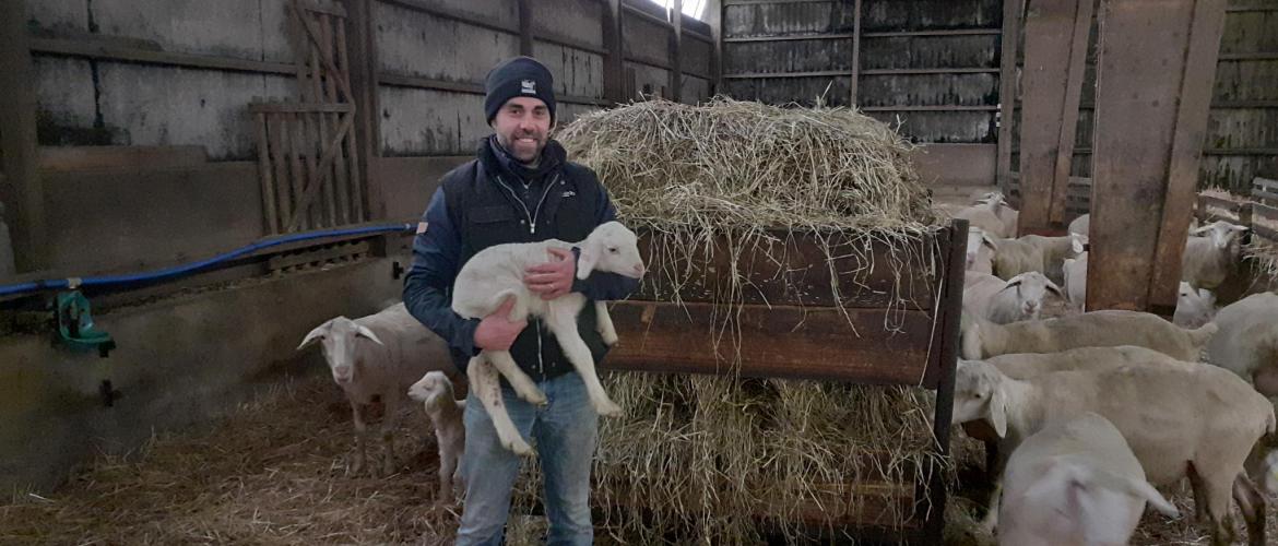 Romain Simon s’est installé en 2021. Il a repris l’exploitation de son père et de son oncle à Prény (54). Crédit photo : Laurent Keller