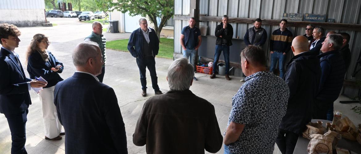 Face aux parlementaires, les représentants de la FDSEA formulent leurs attentes pour l’avenir de l’agriculture française. Photo : J.JORIS