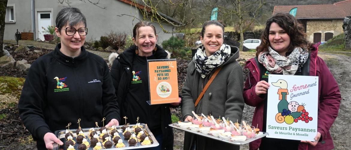 De g. à d. chez Saveurs Paysannes : Aurélie Pierson (productrice et adhérente), Catherine Barbier (co-présidente), Claire Merlin (productrice et adhérente en charge de la communication) et Chloé Norguet (co-présidente). 
