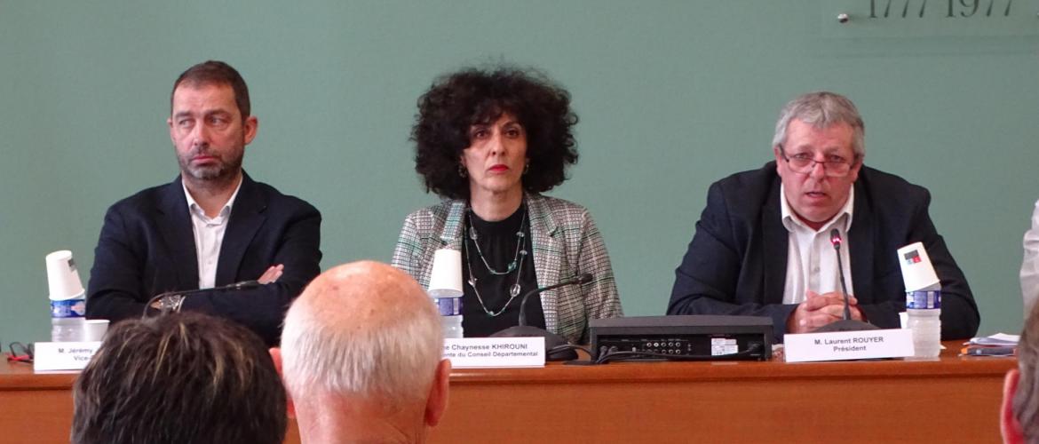 Jérémy Jenneson, président FDSEA ; Chaynesse Khirouni, présidente du Conseil départemental et Laurent Rouyer, président de la Chambre d’agriculture. Photo : JL.Masson