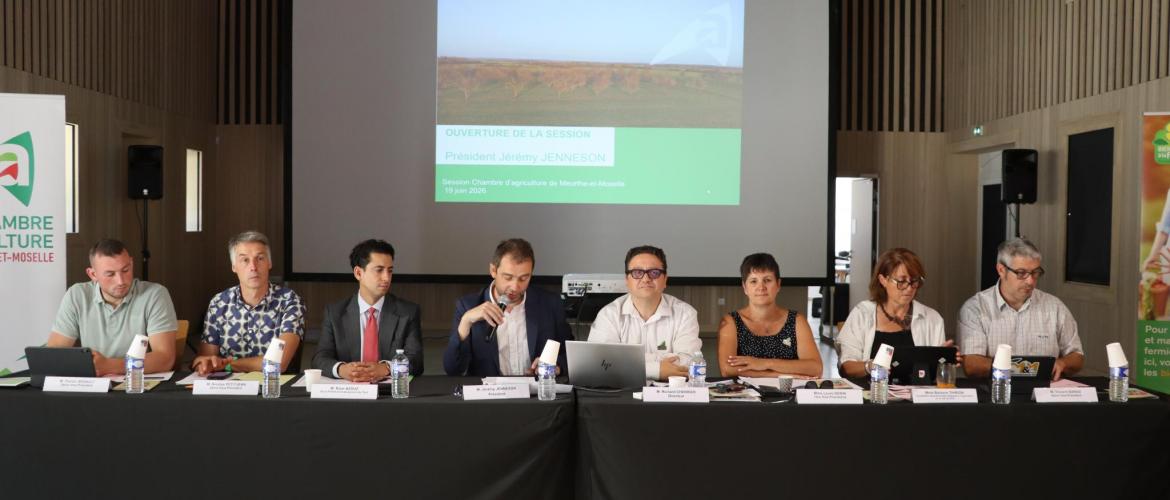 De g. à d. : Florian Segault (3e vice-président), Nicolas Petitjean (2eVP), Nizar Azouz (sous-préfet de Toul), Jeremy Jenneson (président CDA54), Richard Cherrier (directeur), Laure Genin (1èreVP), Barbara Thirion (conseillère dép.), Vincent Barad (4eVP).