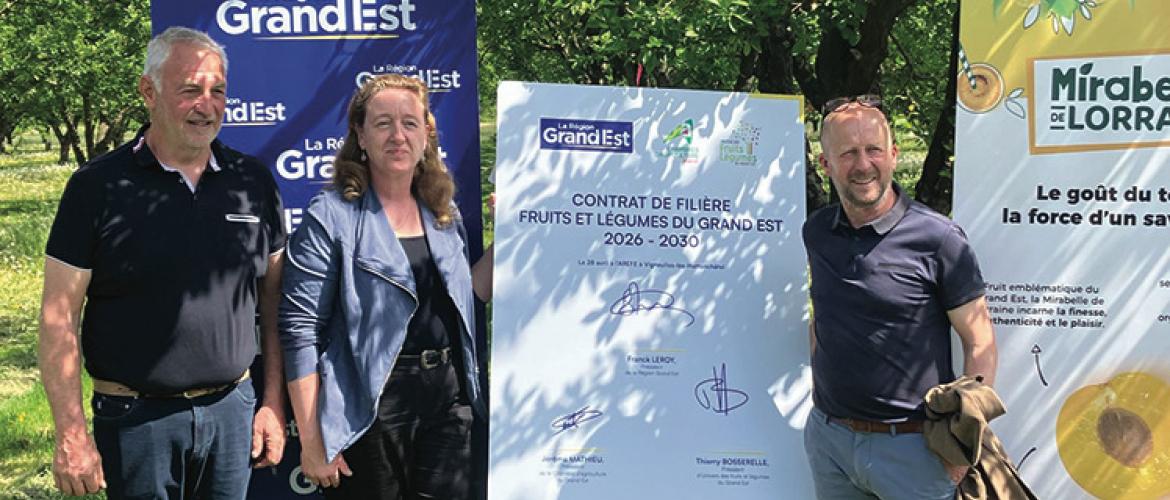 De gauche à droite : Thierry Bosserelle, Béatrice Moreau et Nicolas Pérotin lors de la signature du contrat de filière fruits et légumes 2026-2030. Photo : H.POUZET