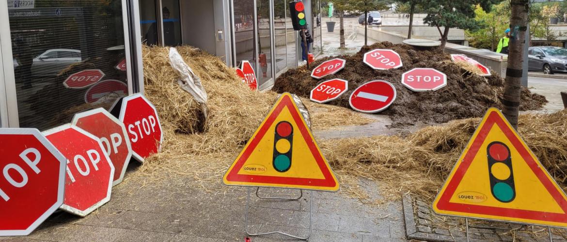 Fdsea et Ja 54 ont exprimé leur mécontentement devant l'Asp et la Ddt à Nancy, quelques jours avant le paiement attendu des aides Pac. Photo : JL.Masson