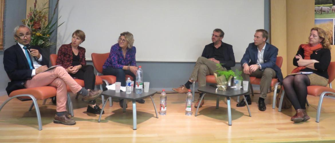 De g. à d. : Frédéric Mathias (maire de Boult-aux-Bois), Anne Sander (députée européenne), Véronique Klein (CESER), Maximin Charpentier (CRAGE), Franck Sander (FNSEA) Béatrice Moreau (Conseil régional) ont échangé sur le dynamisme des territoires ruraux. 