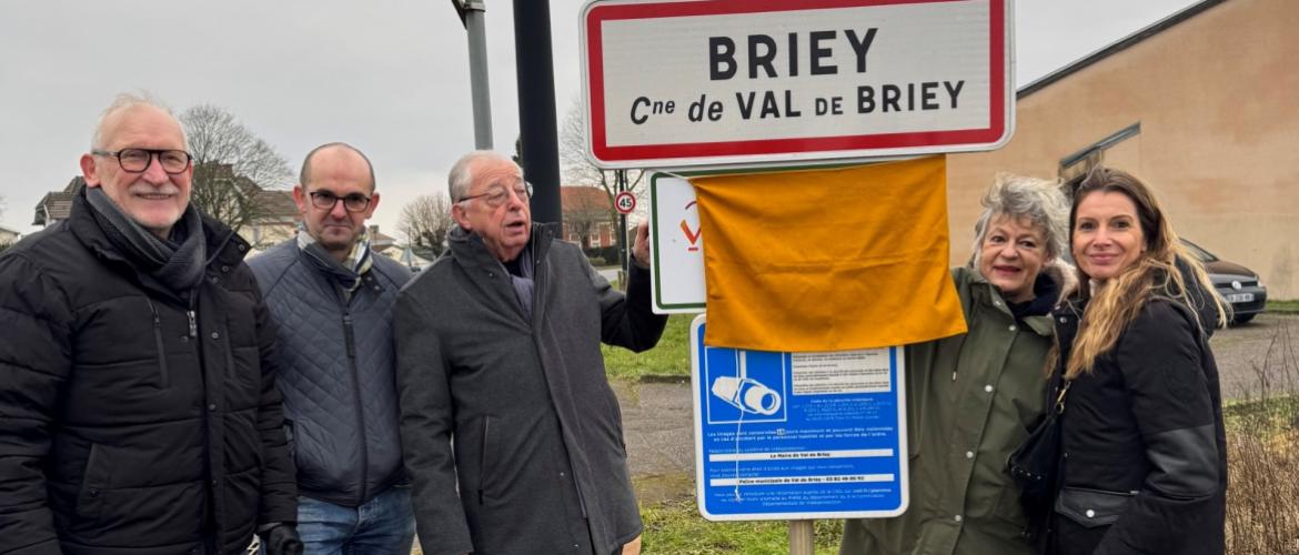 Les partenaires s’apprêtent à lever le voile sur le panneau. Photo : Grdf.