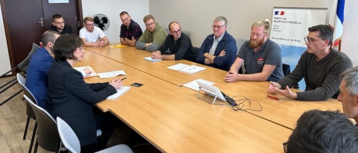 Premier contact avec la profession agricole pour la nouvelle sous-préfète de Briey, Hélène Géronimi, avec son secrétaire général, Brice Sallerin. Photo DR