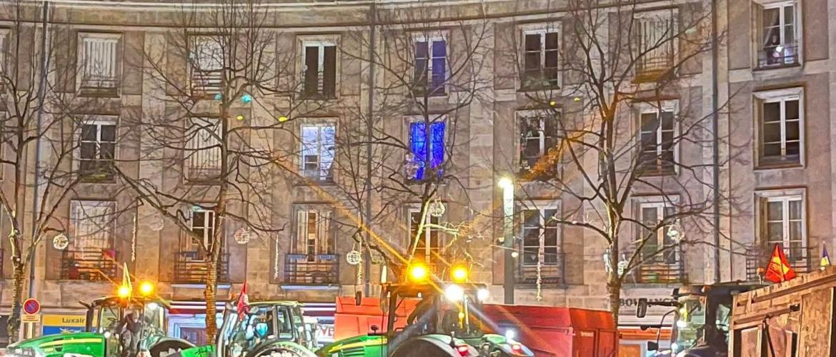Vingt-sept tracteurs et une soixantaine de manifestants Ja et Fdsea ont investi la place Ronde de Toul.(Crédit photo : A.BRANGE)