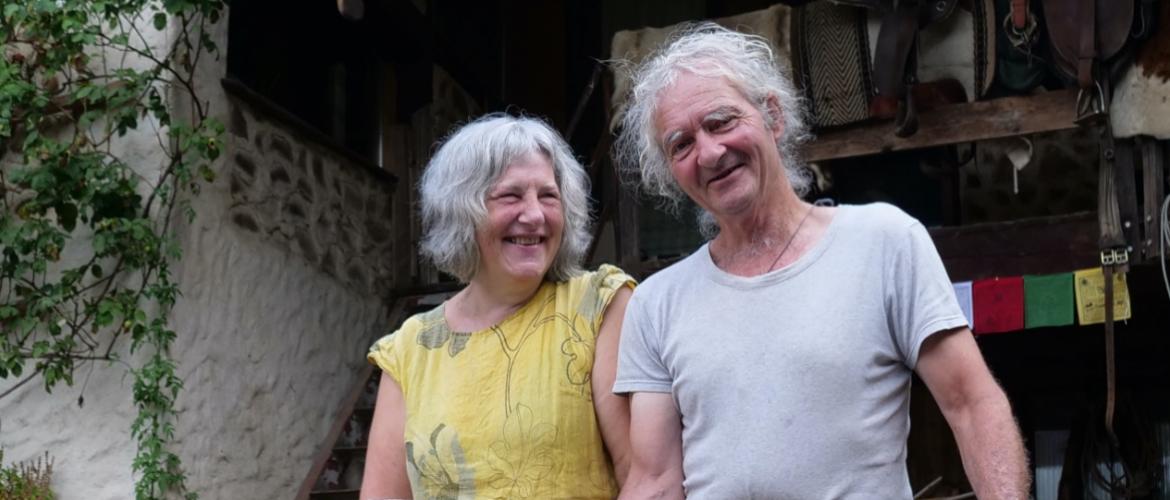 Transmettre : Monique et Francis Schirck, devant leur ferme (photo : Jérôme Zindy).