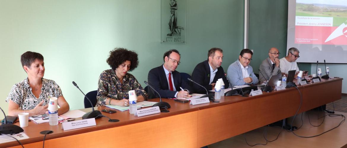 De g. à d. : Laure Génin (1ère Vp Cda 54), Chaynesse Khirouni (pdte Conseil  départemental), Adrien Gaubert (ss-préfet Lunéville) Jérémy Jenneson et  Richard Cherrier (pdt et directeur Cda 54), Emmanuel Tirtaine (Ddt) et Vincent  Barad (Vp Cda 54).